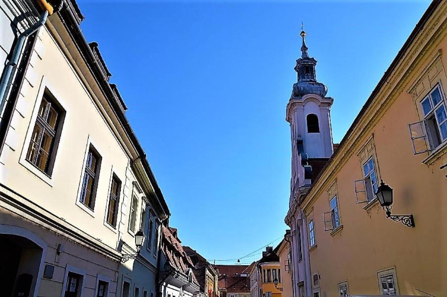 Downtown Apartments Deluxe Győr Exterior foto